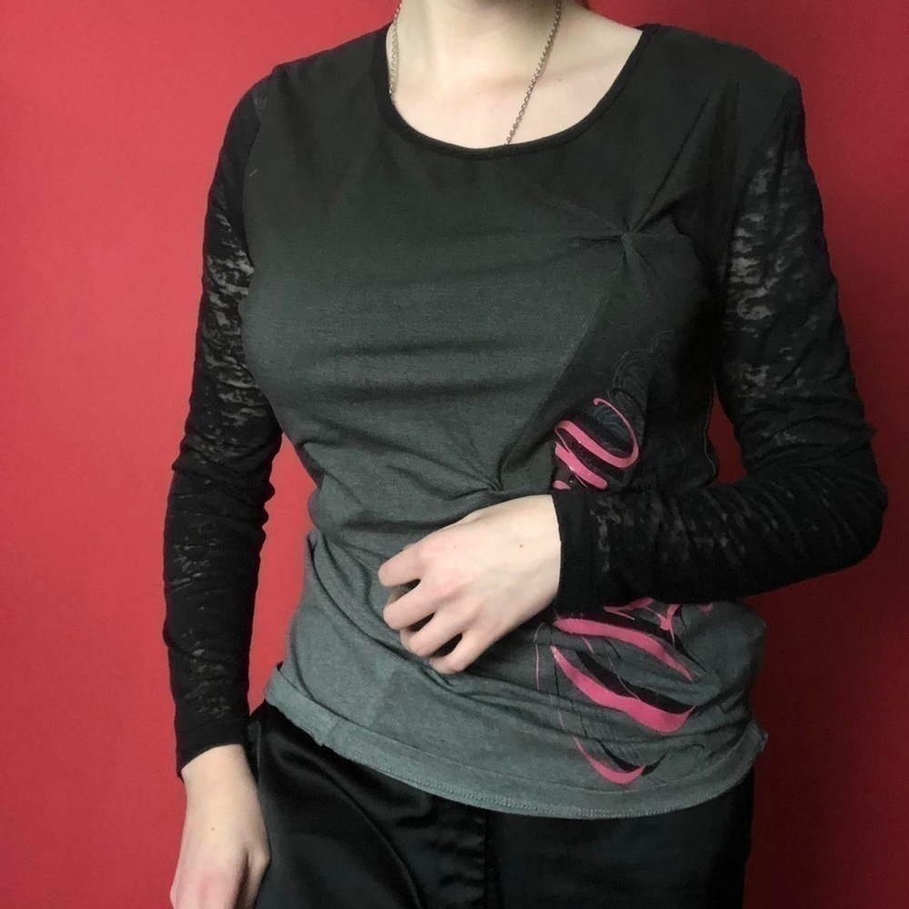 Lace long sleeve with graphic pink print 💕🖤